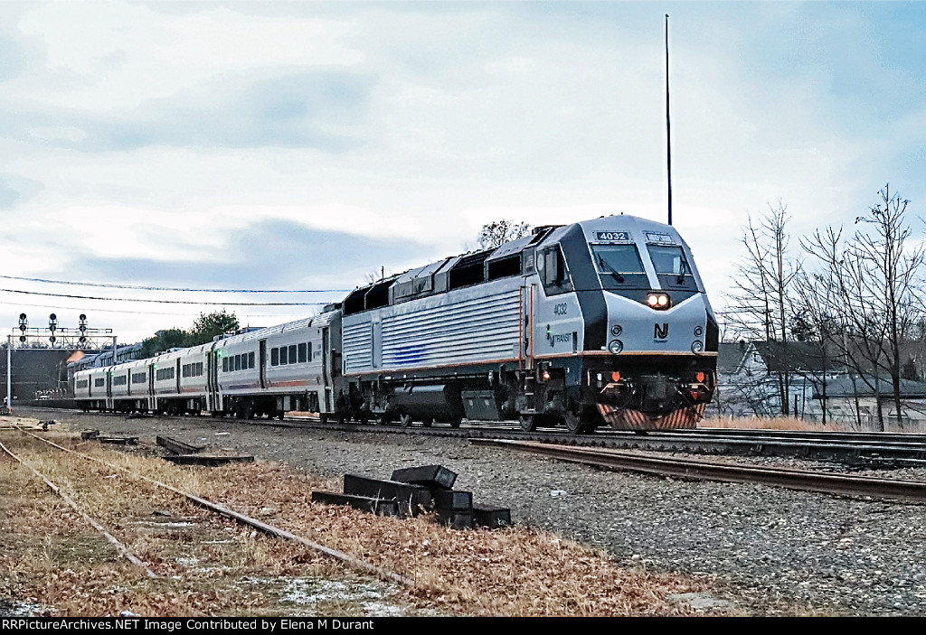 NJT 4032 on train 1105